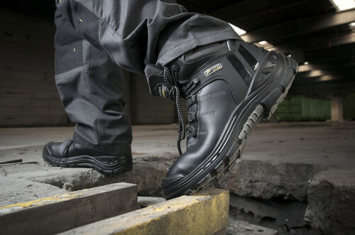 Những tiêu chuẩn cần có của giày bảo hộ công nhân